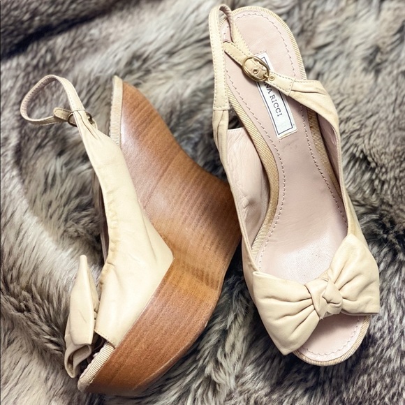 Beige Nina Ricci wood wedge w/ leather bow size 8 - Picture 1 of 6